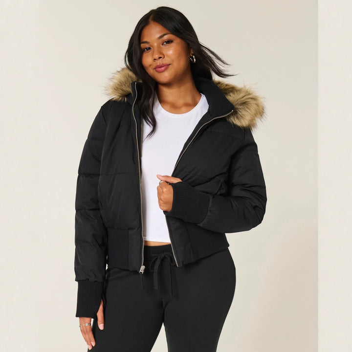 Blouson d’hiver matelassé rose pour femme, avec capuche amovible et poches pratiques.