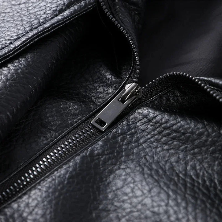 Blouson noir pour femme avec col montant, en coton léger, design minimaliste et poches latérales.