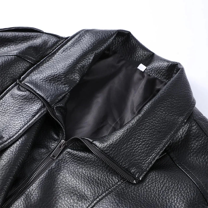 Blouson noir pour femme avec col montant, en matériau résistant, au design moderne et polyvalent.