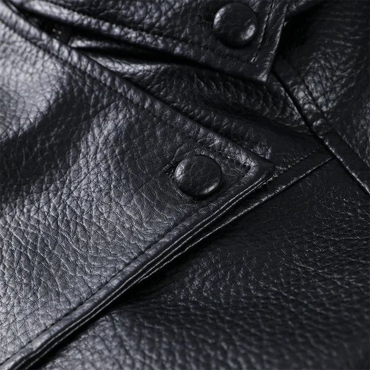 Blouson noir pour femme avec col montant et poches latérales.