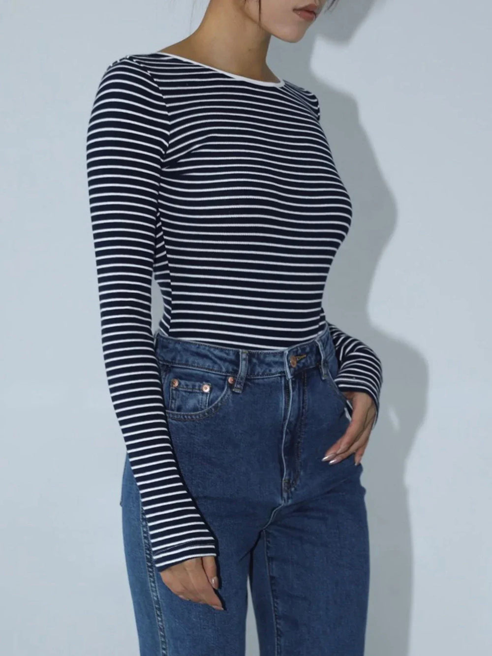 Body à rayures marines pour femme, manches longues, dos ouvert, en tissu élastique.