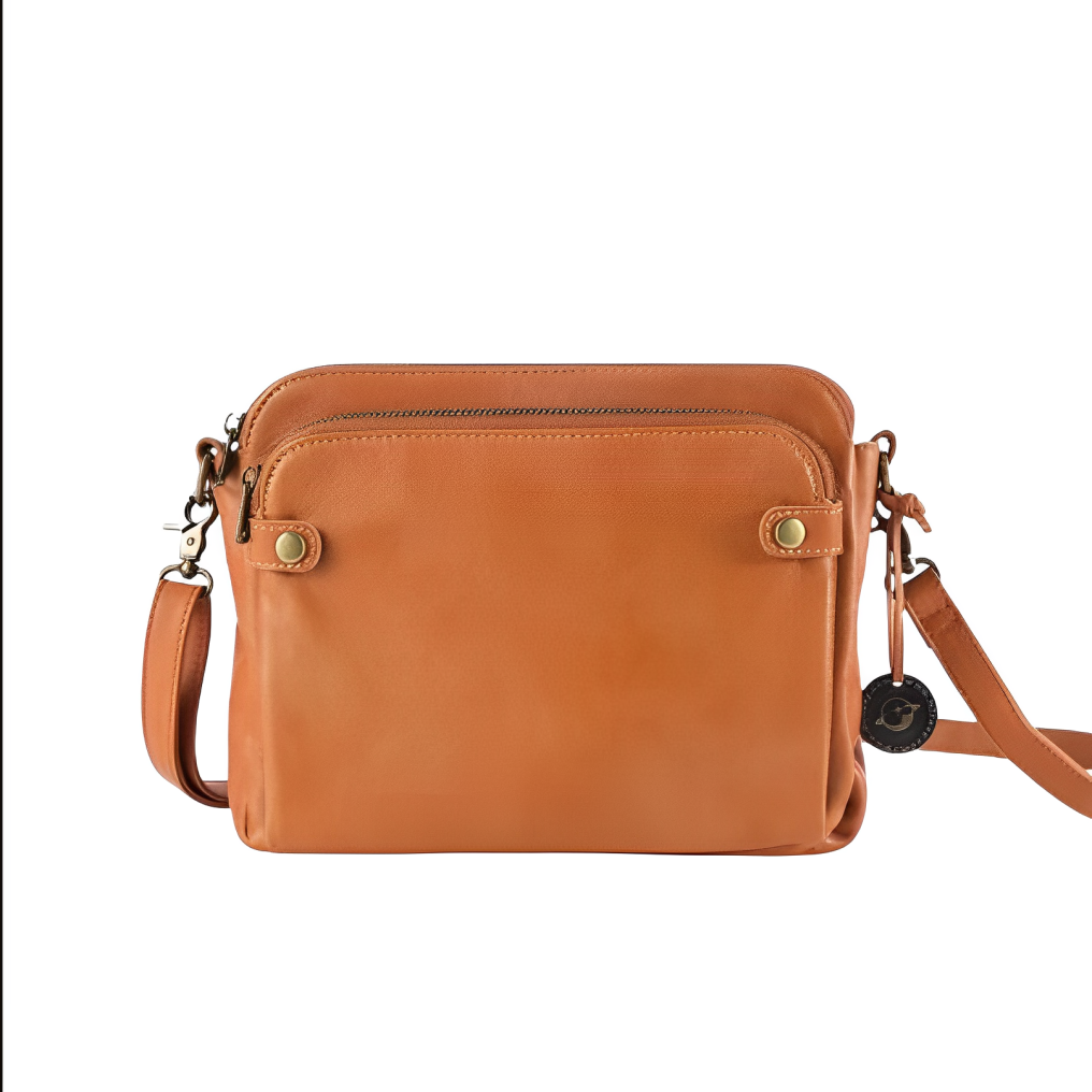 Borsa a tracolla in pelle marrone chiaro con tasca frontale e chiusure a bottone dorate, ideale per moda donna, accessori eleganti e versatili.