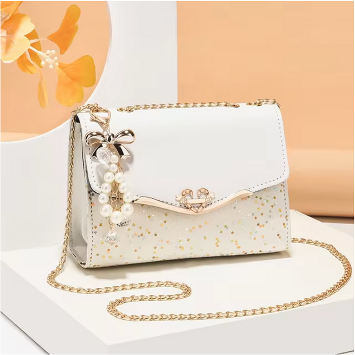 Borsa a tracolla bianca con dettagli dorati e decorazione di perle, design elegante e moderno, perfetta per occasioni speciali e moda femminile.