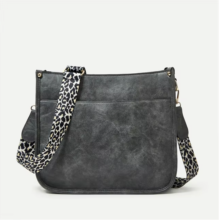 Borsa a tracolla in pelle nera con tracolla regolabile leopardata, design elegante e moderno, ideale per moda donna e accessori di tendenza.