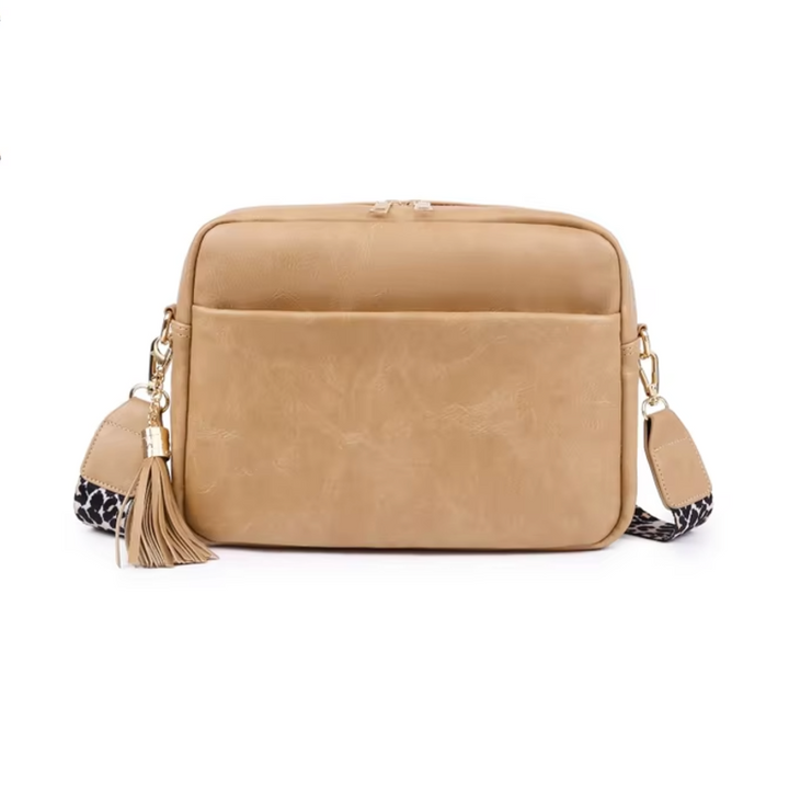 Borsa a tracolla beige in pelle sintetica con nappina decorativa e tracolla regolabile, ideale per moda donna e accessori eleganti.