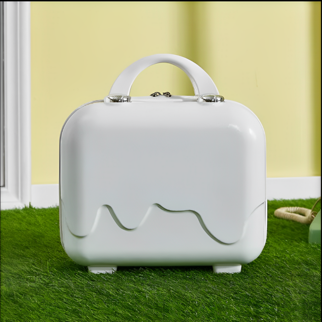 Valigia bianca moderna su prato verde, design elegante e minimalista, perfetta per viaggi e weekend. Accessorio da viaggio alla moda.