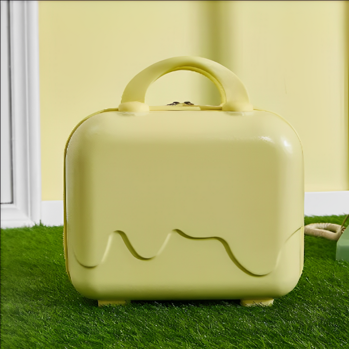 Valigia gialla a forma di cubo con manico arrotondato, design moderno su sfondo giallo. Perfetta per viaggi, bagaglio a mano, stile unico.