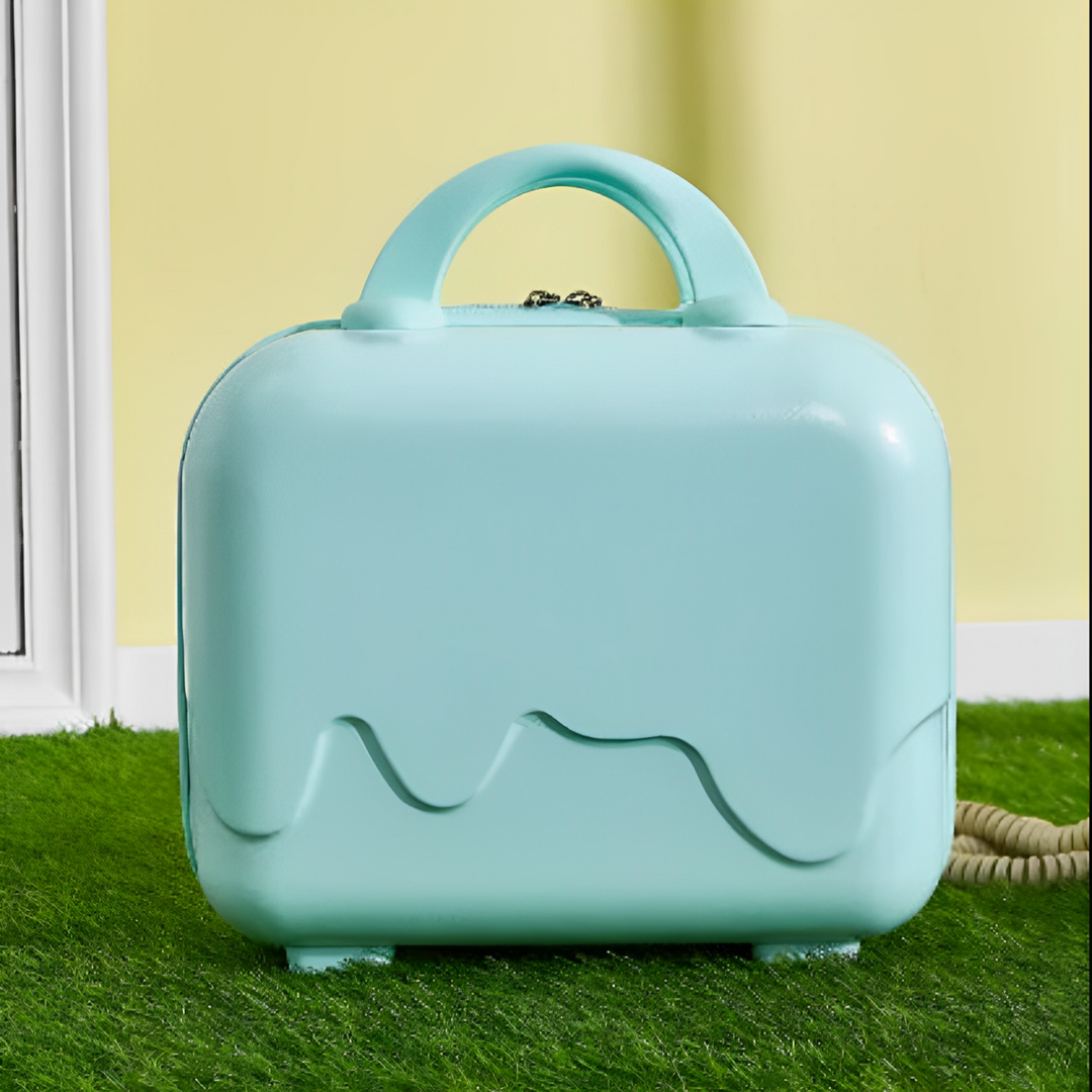 Valigia rigida verde menta su erba sintetica, design moderno e compatto, ideale per viaggi brevi. Sfondo giallo chiaro, manico ergonomico.
