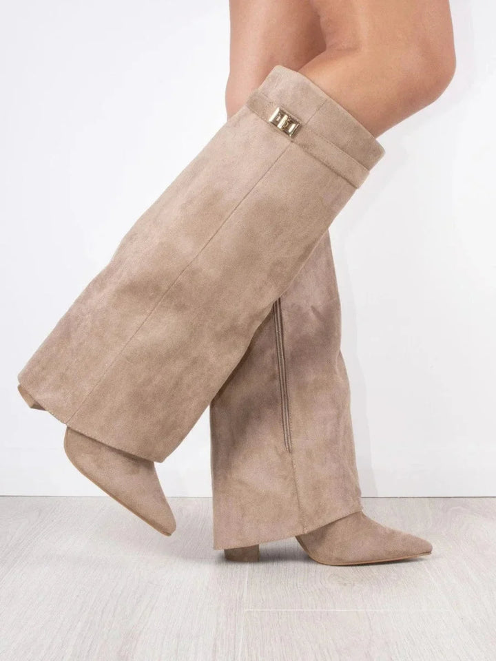 Bottes en suède noir avec détails métalliques, design élégant et coupe confortable pour un usage quotidien.