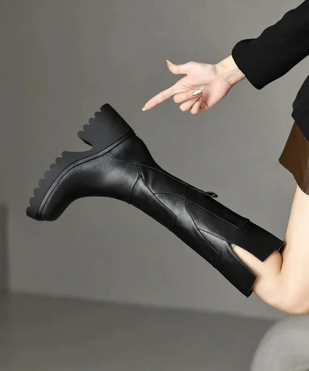 Bottes hautes noires pour femme, design chunky, zip sur le côté, talon carré, tige robuste.