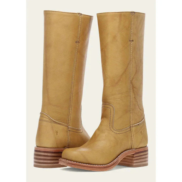 Bottes femme style cowboy marron clair, hauteur genou, en cuir texturé avec talon modéré et coutures détaillées.