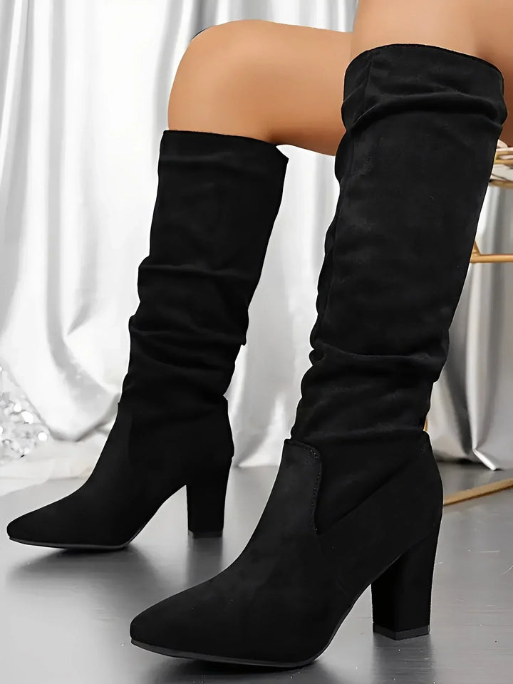Bottes genou en simili cuir beige, talon bloc et design plissé pour un style moderne.