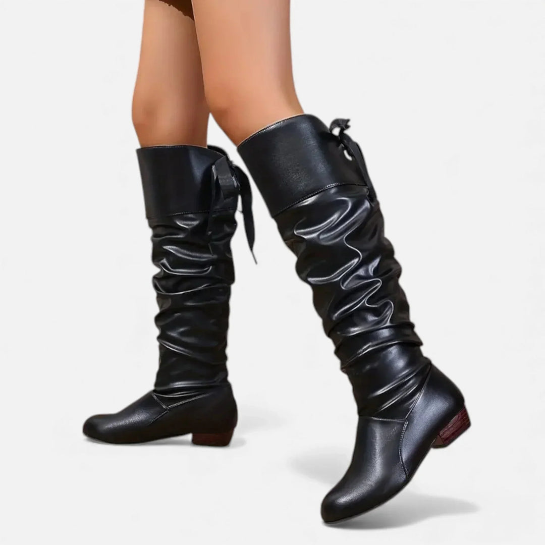 Bottes mi-hautes blanches en PU, avec nœud décoratif et talon bas pour un confort optimal.
