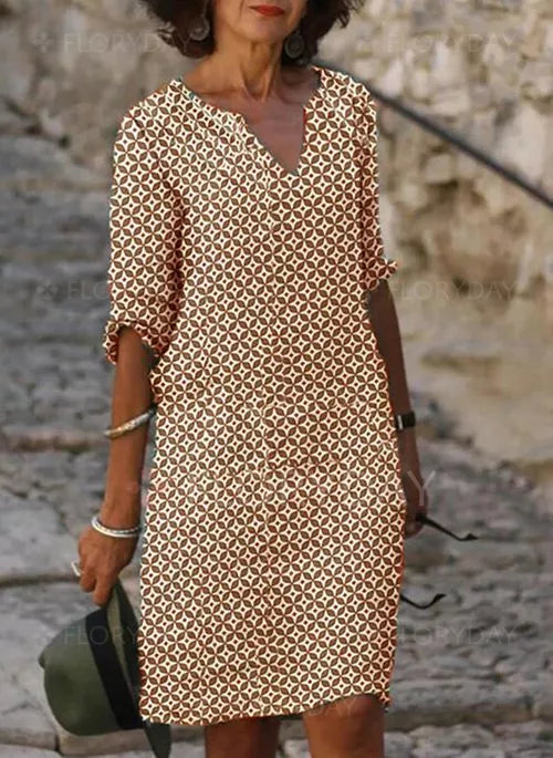 Abito estivo donna, motivo geometrico marrone e bianco, maniche a tre quarti, scollo a V, stile casual, perfetto per passeggiate estive.