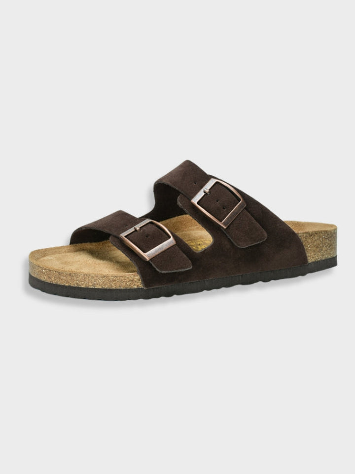 Sandalo uomo in pelle scamosciata marrone con doppia fibbia, suola in gomma e plantare ergonomico. Calzature estive comode e alla moda.