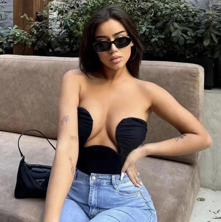 Bustier femme sans bretelles en tissu léger, avec découpe ondulée à l'avant pour un look élégant et original.