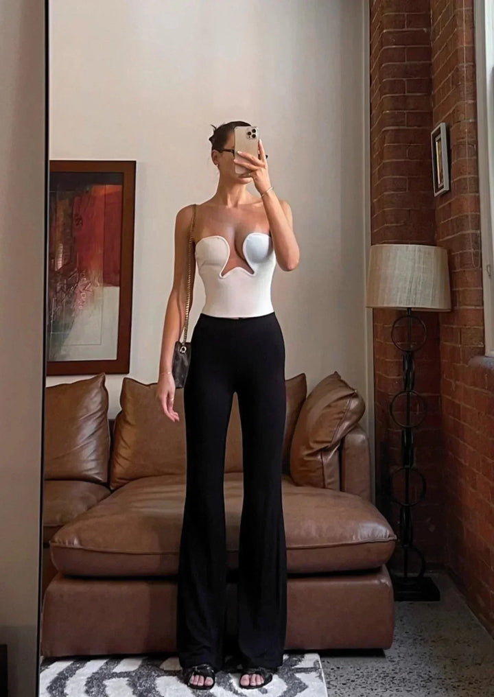 Bustier femme sans bretelles en tissu stretch, avec découpe ondulée sur le devant, parfait pour une silhouette élégante.