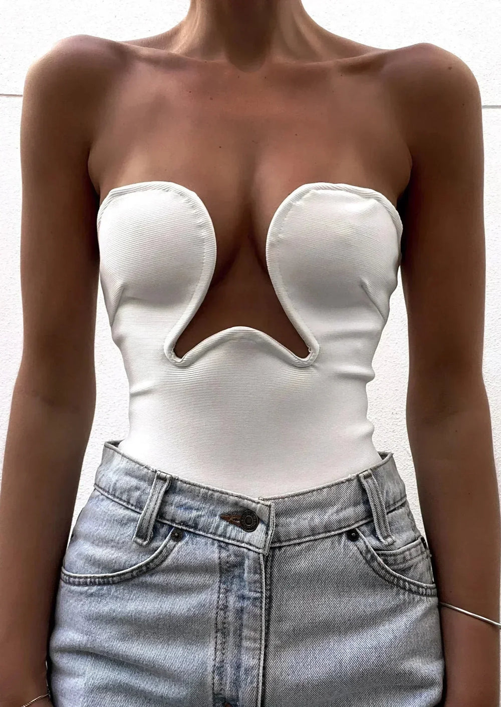 Bustier femme sans bretelles en coton, avec une découpe ondulée moderne, parfait pour les tenues d'été.