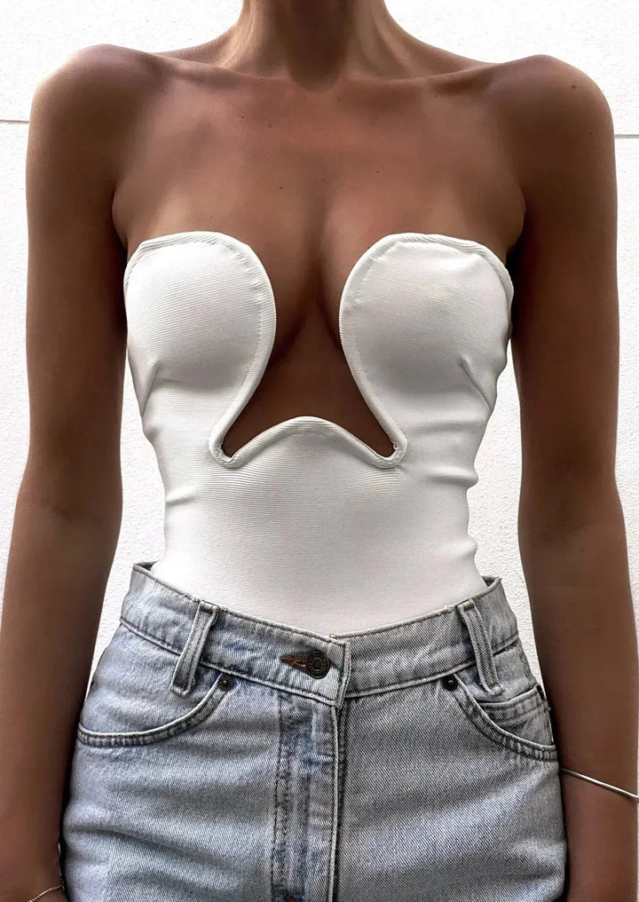 Bustier femme sans bretelles en coton, avec une découpe ondulée moderne, parfait pour les tenues d'été.