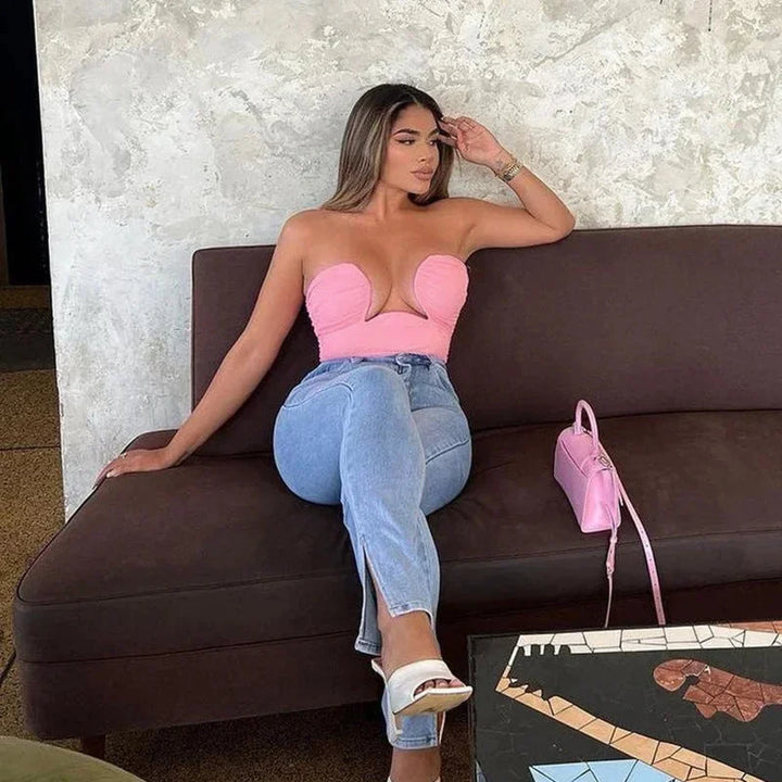 Bustier femme sans bretelles en coton, avec découpe ondulée, idéal pour des looks élégants et confortables.