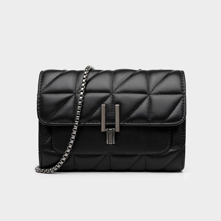 Borsa a tracolla nera in pelle trapuntata con catena argentata, chiusura a scatto, design elegante e moderno. Accessorio moda donna di lusso.