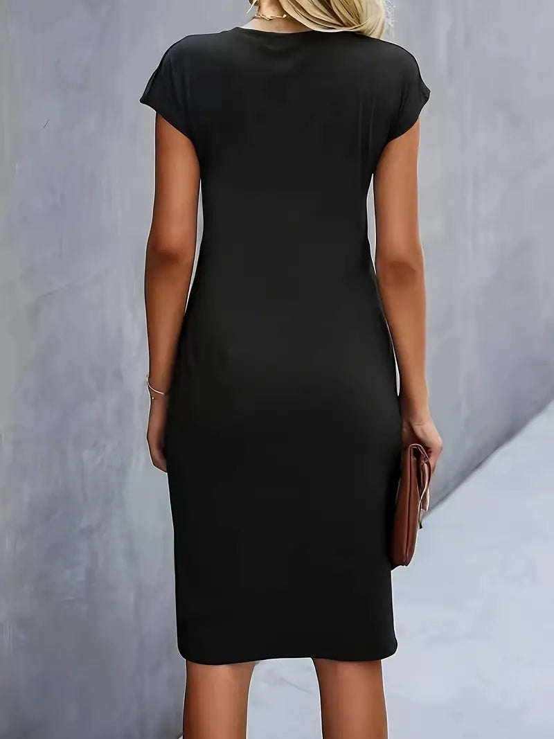 Abito nero aderente da donna, maniche corte, lunghezza al ginocchio, elegante e casual, perfetto per occasioni formali e quotidiane.