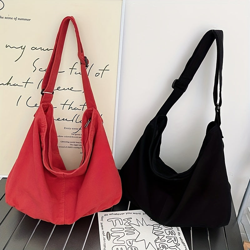 Due borse a tracolla in tessuto, una rossa e una nera, su sfondo bianco. Design minimalista, perfette per moda casual e shopping.