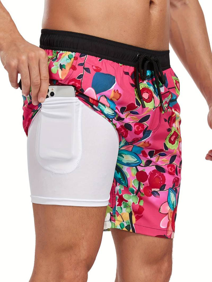 Pantaloncini da uomo con stampa floreale rosa, tasca laterale con cellulare. Design estivo, moda mare, abbigliamento casual.