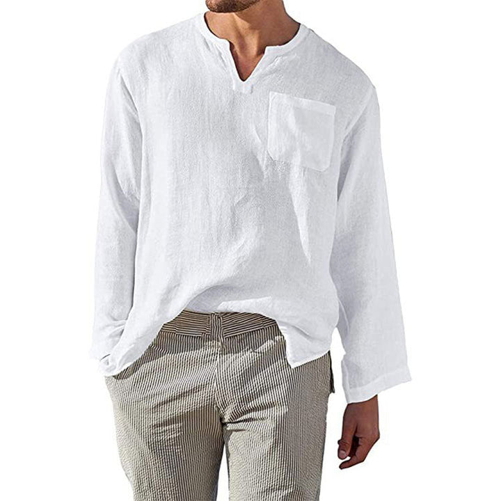 Camicia uomo bianca in lino, maniche lunghe, scollo a V, taschino frontale, stile casual estivo. Ideale per look eleganti e rilassati.