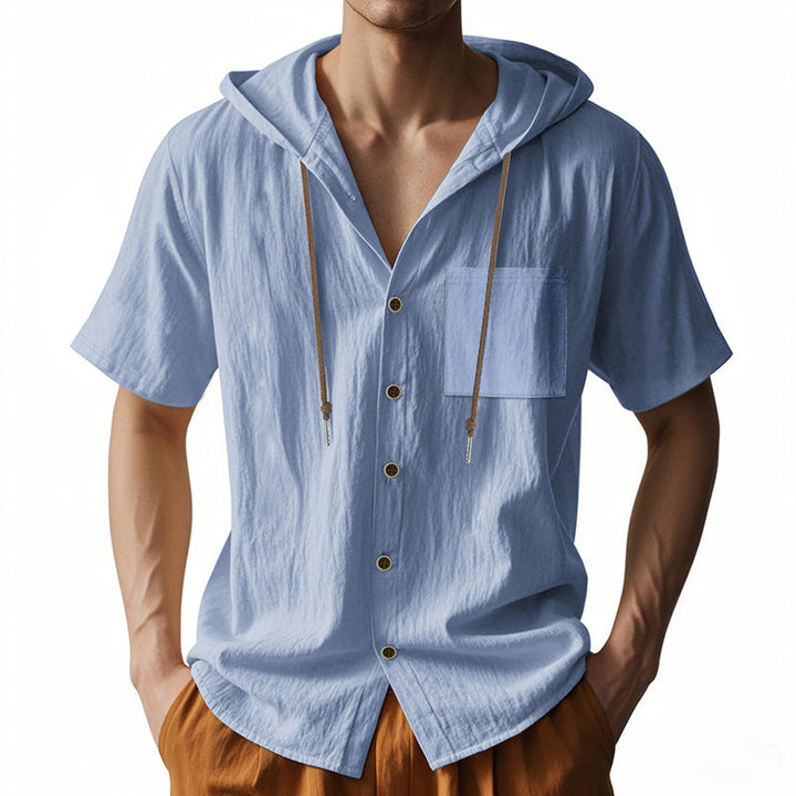 Camicia uomo azzurra con cappuccio, maniche corte, bottoni frontali, tasca sul petto. Stile casual estivo, tessuto leggero e traspirante.