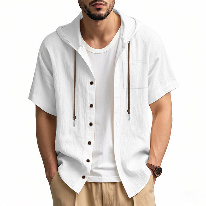 Camicia bianca da uomo con cappuccio, maniche corte, bottoni marroni, cordini, indossata sopra t-shirt bianca. Stile casual estivo.