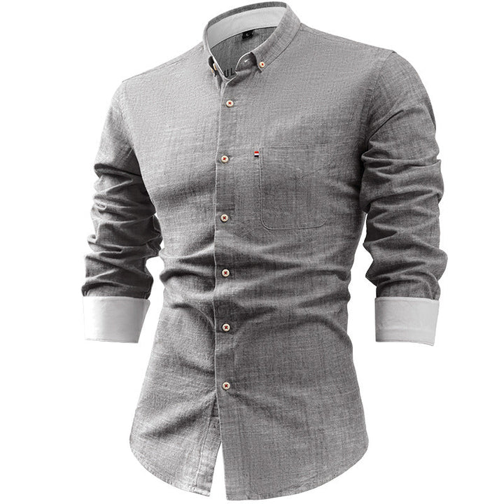 Camicia uomo grigia a maniche lunghe, design elegante, bottoni bianchi, colletto classico, ideale per abbigliamento casual e formale.
