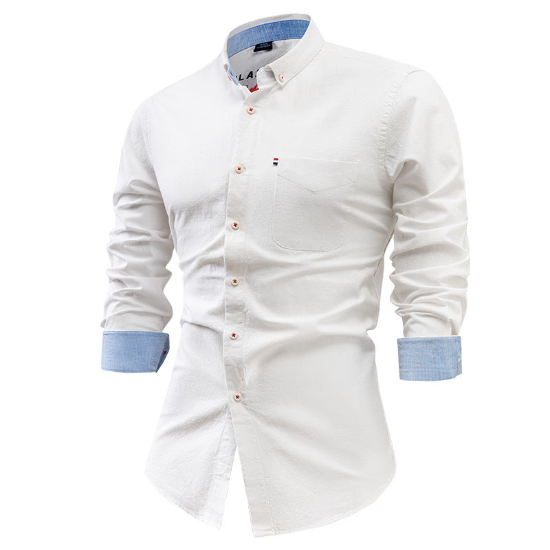 Camicia bianca da uomo a maniche lunghe, colletto button-down, polsini e interno colletto blu, taschino frontale. Elegante e casual.
