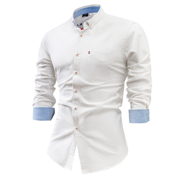 Camicia bianca da uomo a maniche lunghe, colletto button-down, polsini e interno colletto blu, taschino frontale. Elegante e casual.