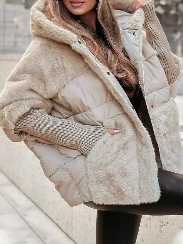 Cape d'hiver grise matelassée avec capuche et col en fausse fourrure, conçue pour les jours froids.