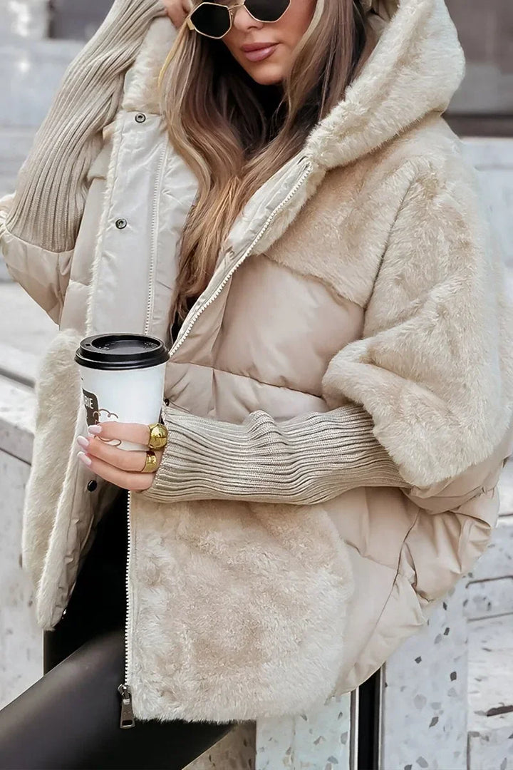 Cape d'hiver beige matelassé avec capuche et col en fausse fourrure pour plus de chaleur.