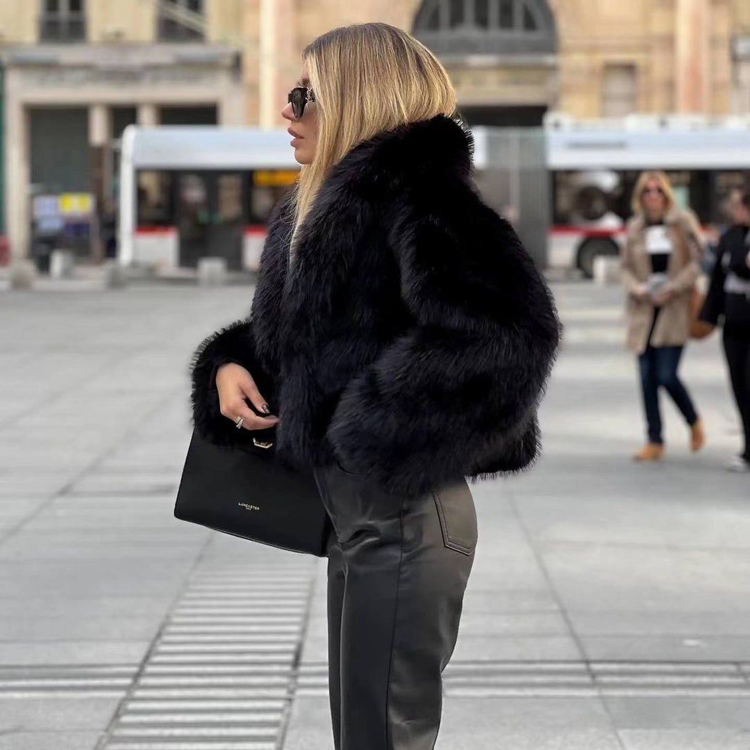 Donna con cappotto di pelliccia nera, occhiali da sole e borsa elegante in una piazza urbana. Moda invernale, stile chic, abbigliamento di lusso.