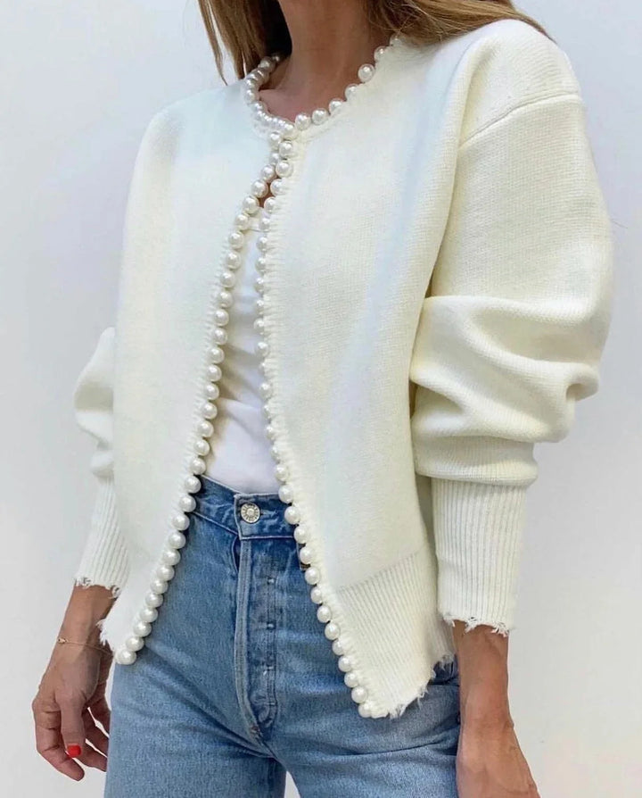 Cardigan noir pour femme en matière douce, avec détails en perles aux manches et coupe décontractée.