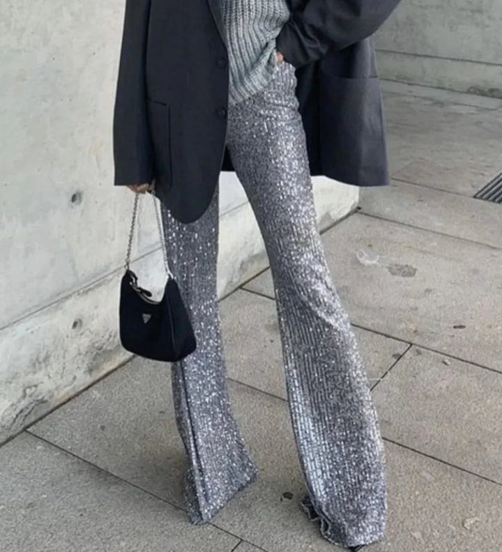Cardigan femme en matière douce, avec détails de perles aux manches et au col.