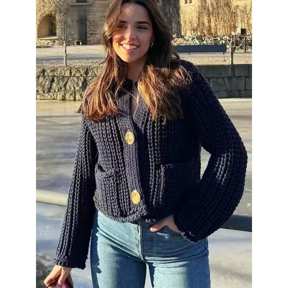 Cardigan femme bleu marine à boutons, coupe décontractée et tissu doux, parfait pour des tenues casual.