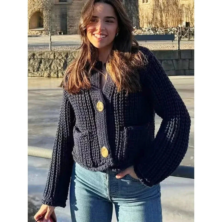 Cardigan femme bleu marine à boutons, coupe décontractée et tissu doux, parfait pour des tenues casual.