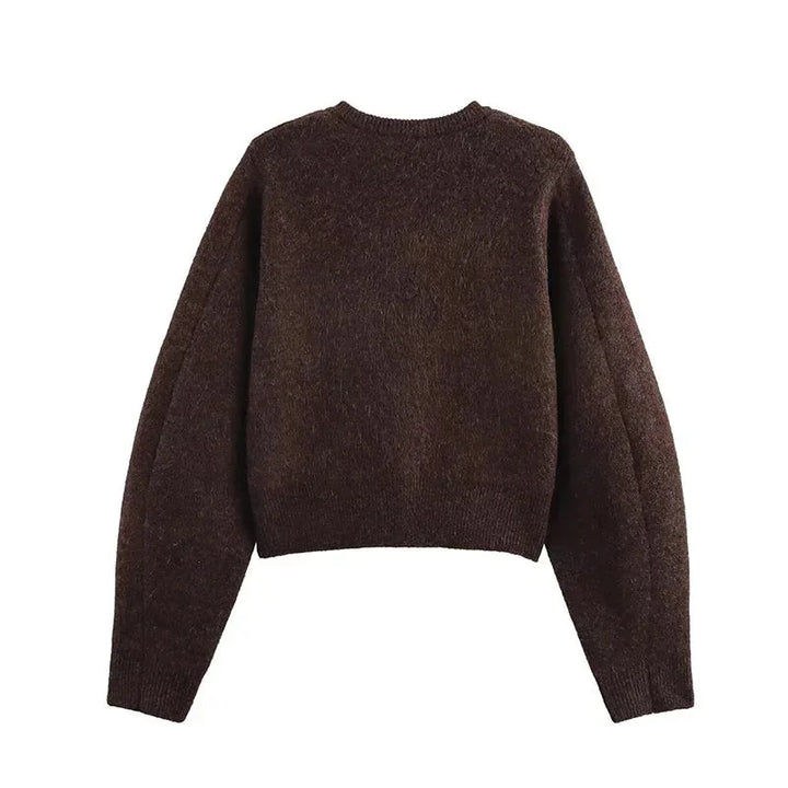 Cardigan femme en tricot marron avec poches, design confortable adapté à un usage quotidien.