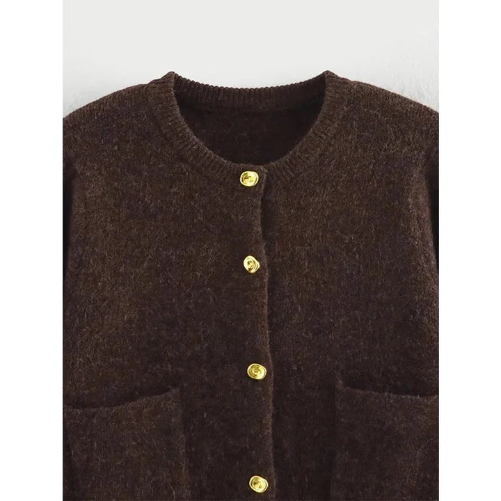 Cardigan femme brun en tricot avec poches, conçu pour le quotidien, en matière douce et chaude.
