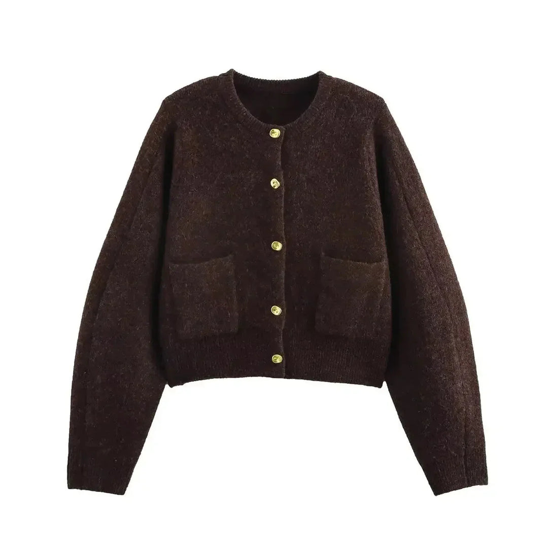 Cardigan femme brun en tricot, coupe confortable, avec poches pratiques pour un usage quotidien.