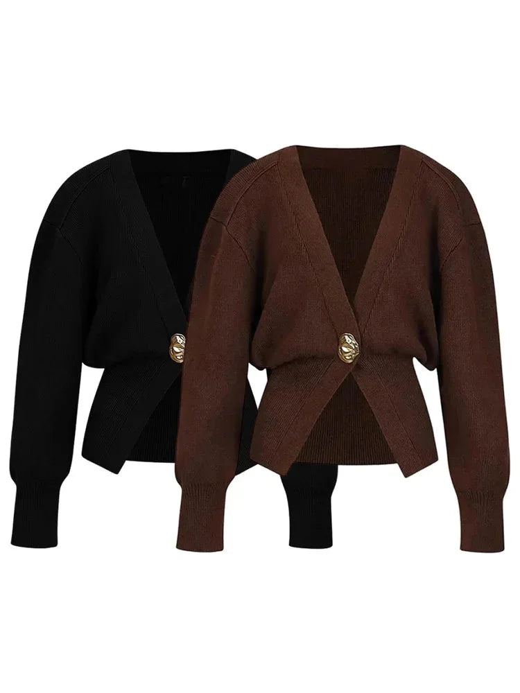 Cardigan femme marron, col en V, boutons dorés, en tissu doux pour un style décontracté au quotidien.