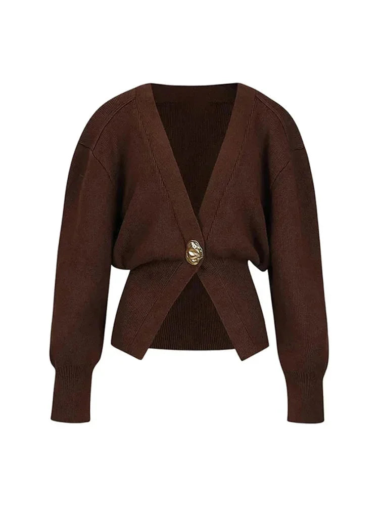 Cardigan femme avec col en V, boutons dorés, en tissu doux, adapté pour des tenues décontractées et formelles.