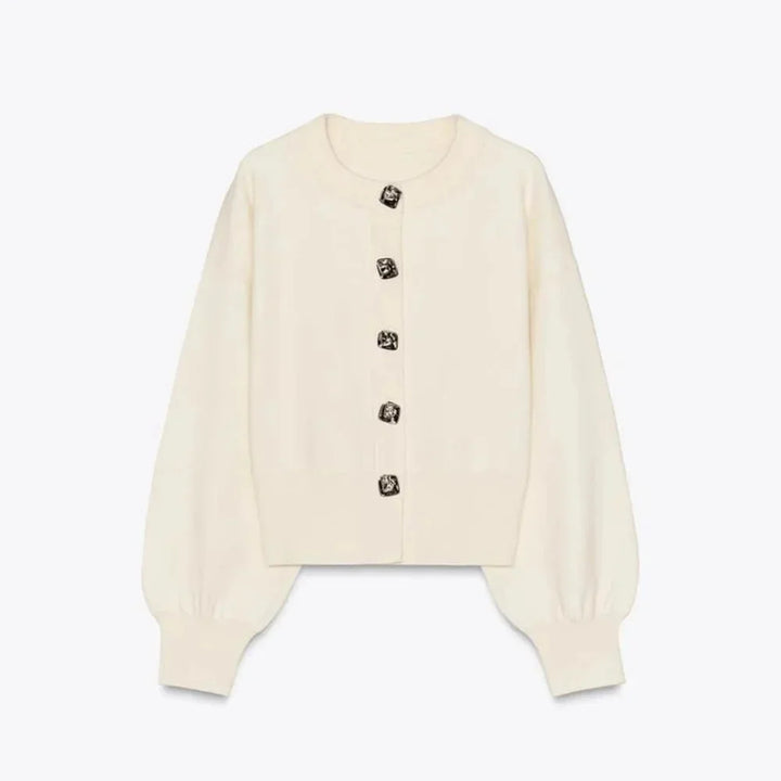 Cardigan crème pour femme, à manches longues, avec boutons décoratifs et coupe décontractée.
