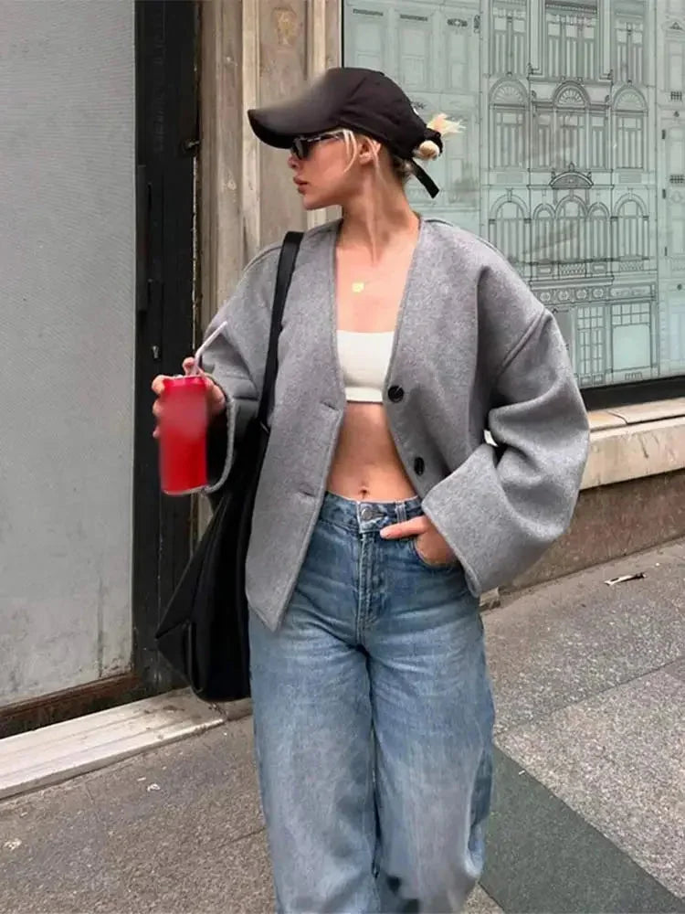 Cardigan femme gris en tricot doux, avec boutons et coupe décontractée pour un usage quotidien.