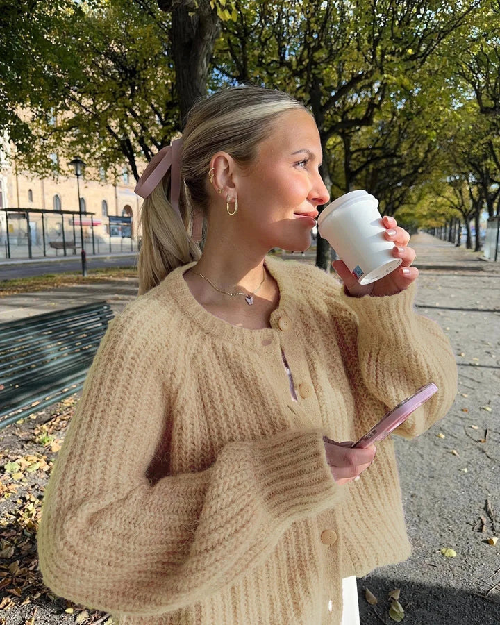 Cardigan femme en maille jaune avec boutons sur le devant, en coton doux, adapté pour les journées fraîches.