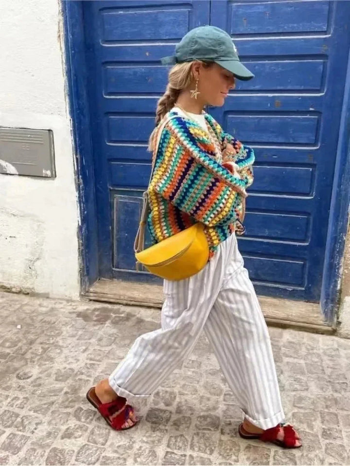 Cardigan femme en maille rayée multicolore, à manches longues et coupe ouverte.